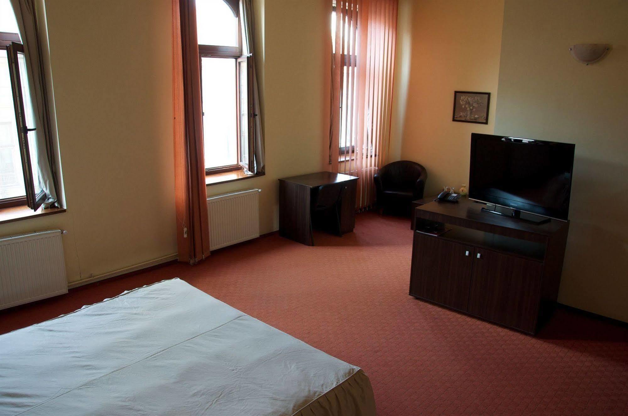 Hotel Victoria ティミショアラ エクステリア 写真